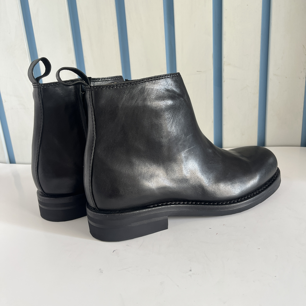 Classic Black Round-Toe Leather Chelsea Boots for Men - Business Casual Slip-On Boots