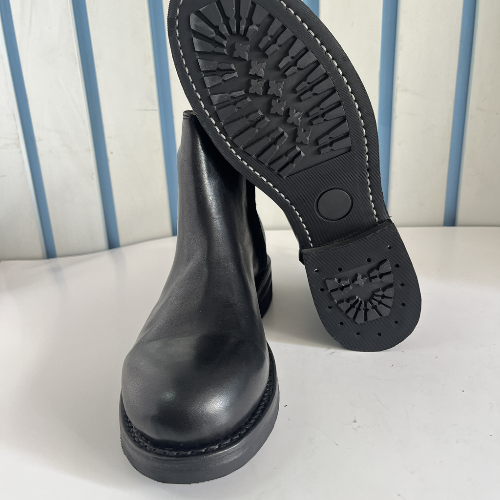 Classic Black Round-Toe Leather Chelsea Boots for Men - Business Casual Slip-On Boots