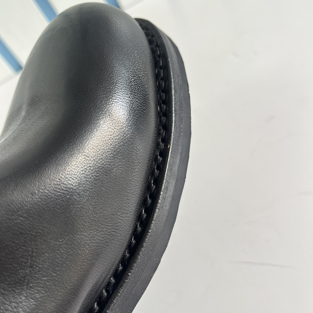 Classic Black Round-Toe Leather Chelsea Boots for Men - Business Casual Slip-On Boots